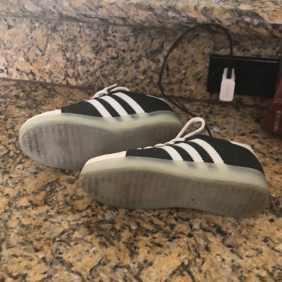 Cute boys and girl light up sneakers, and it changes colors - Picture 3 of 12